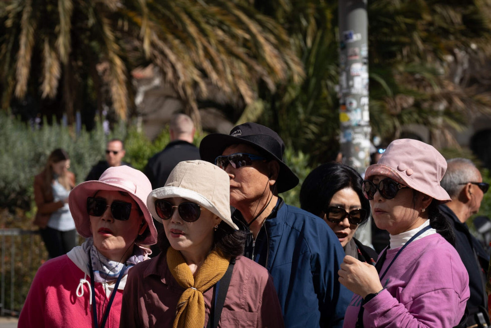 Europapress 5826337 varios turistas junto sagrada familia 15 marzo 2024 barcelona catalunya 1600 1067