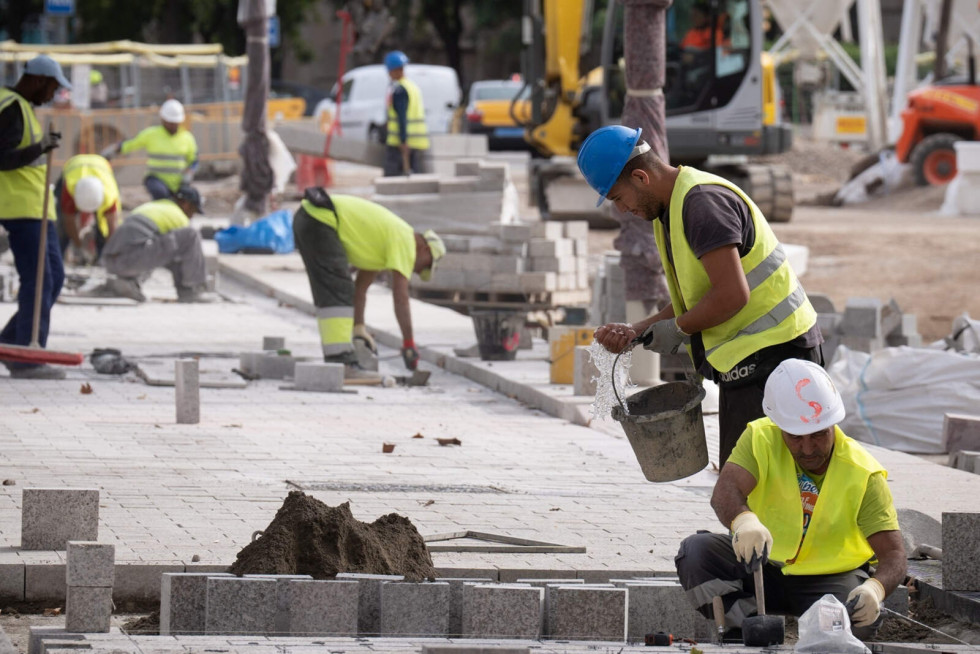 Europapress 5531880 trabajadores realizando obras ramblas barcelona 25 octubre 2023 barcelona 1600 1067