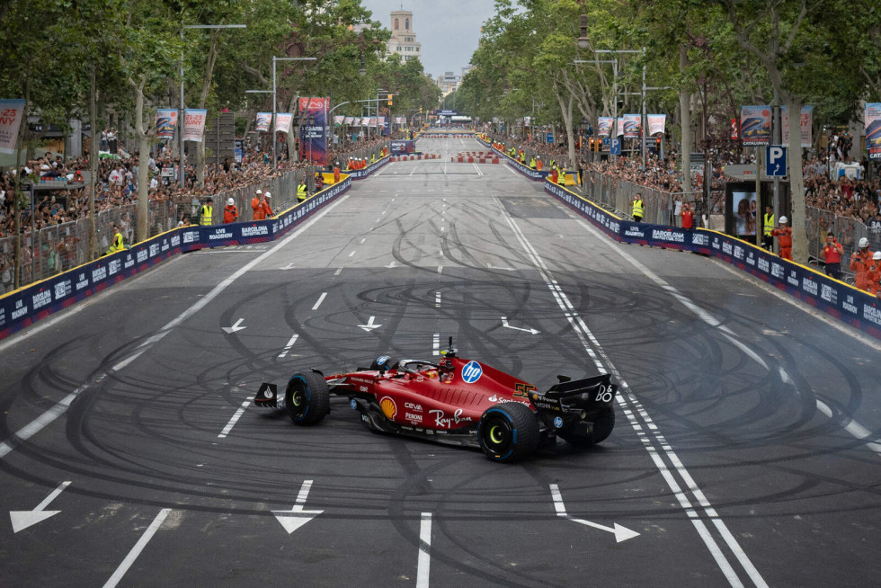 Europapress 6042135 piloto f1 carlos sainz celebracion formula live barcelona road show paseo 1719135793847 1600 1067
