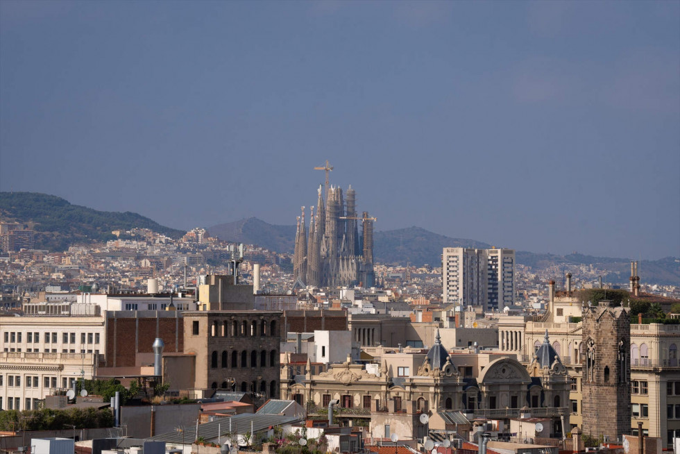 Europapress 5500417 vista panoramica barcelona basilica sagrada familia fondo 11 octubre 2023 1600 1067