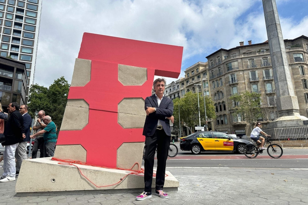 Europapress 6033188 lluis lleo junto escultura pink barcino 1600 1067